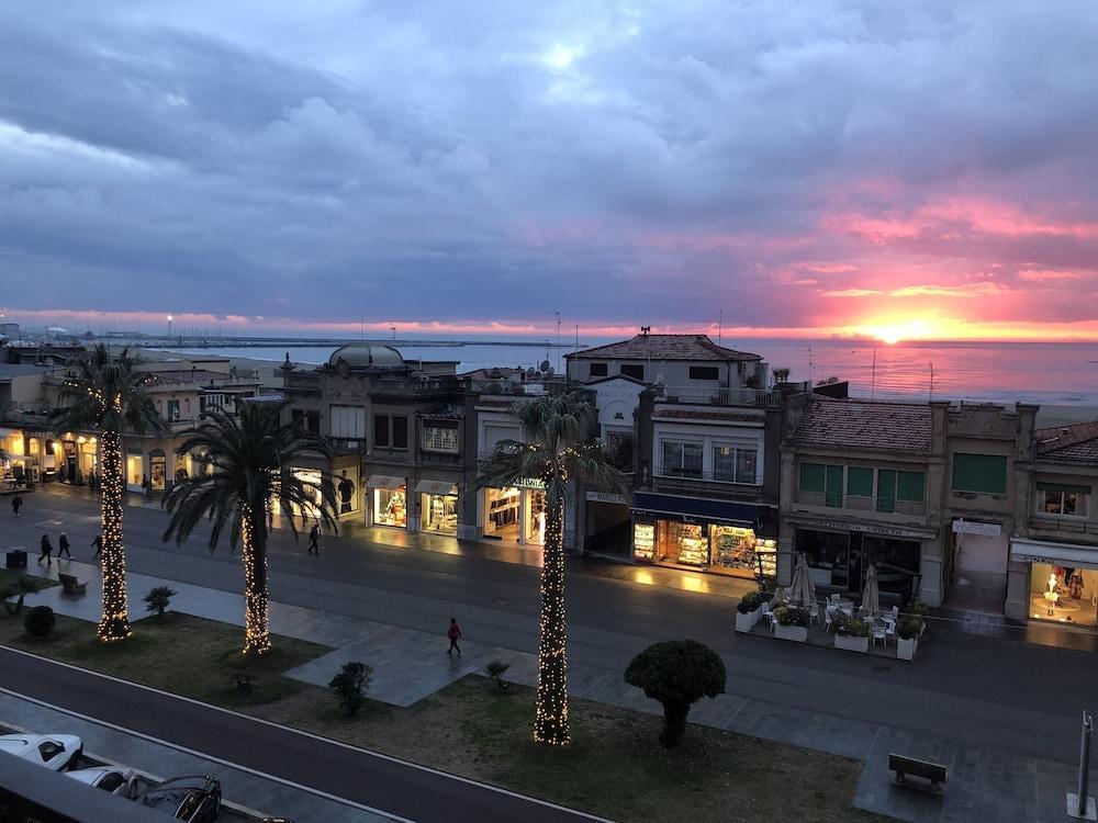 Hotel Bella Riviera Lungomare Viareggio Exterior foto
